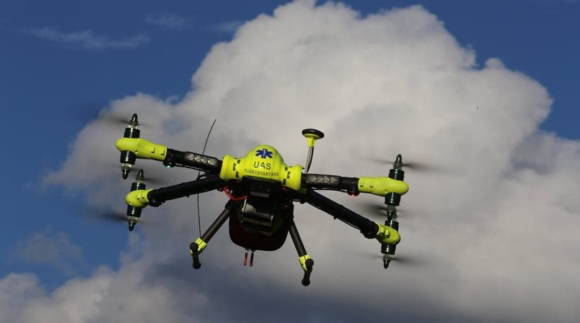 Drones μεταφέρουν απινιδωτή σε ρόλο «ιπτάμενου ΕΚΑΒ» (βίντεο)